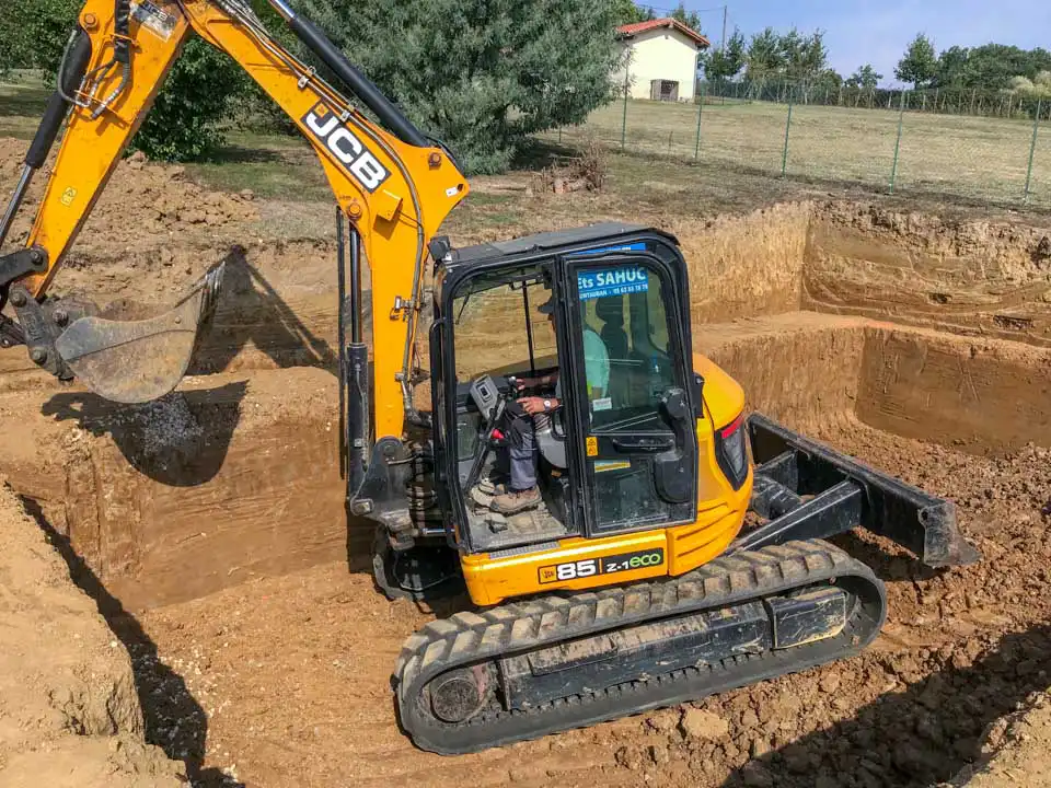 mini-pelle terrassement pour piscine