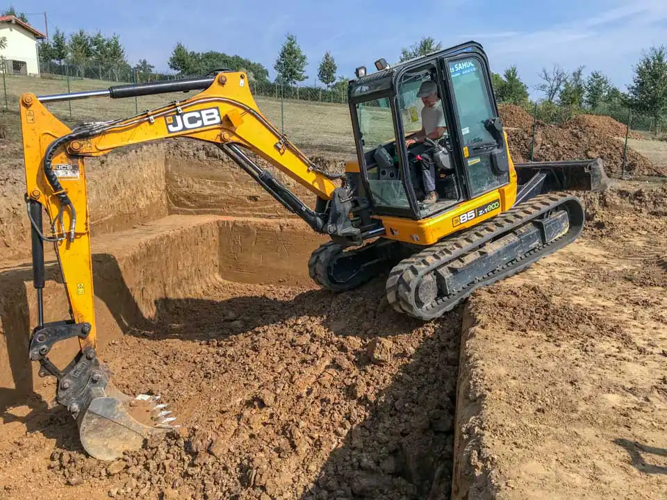 trou bassin de piscine